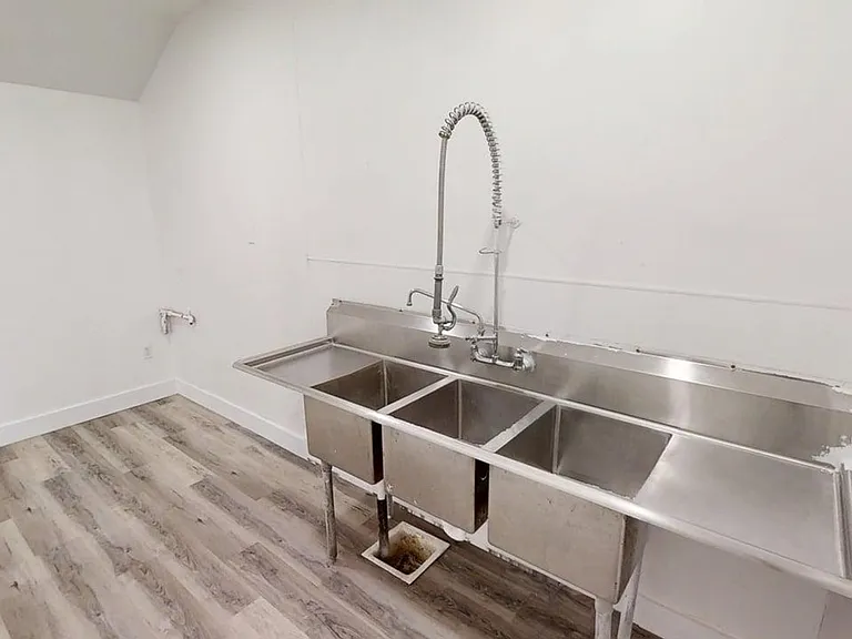 11518 NE Sandy Blvd — Photo 15