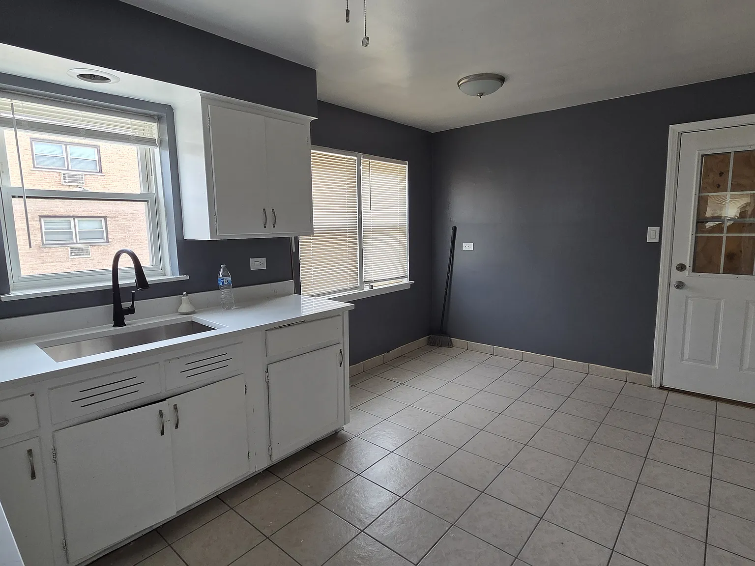 2 bed, 800 sqft, $2,200 — Photo 3