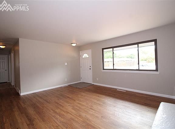 5th image of 806 Dirksland St
