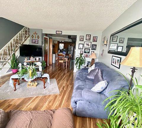 3rd image of 8638 Glenloch St