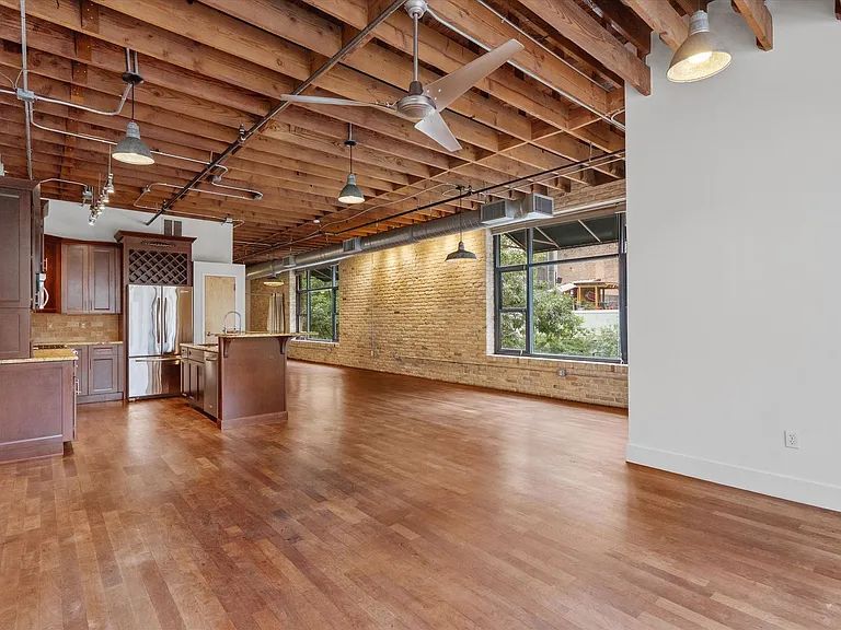411 Brazos St — Photo 12