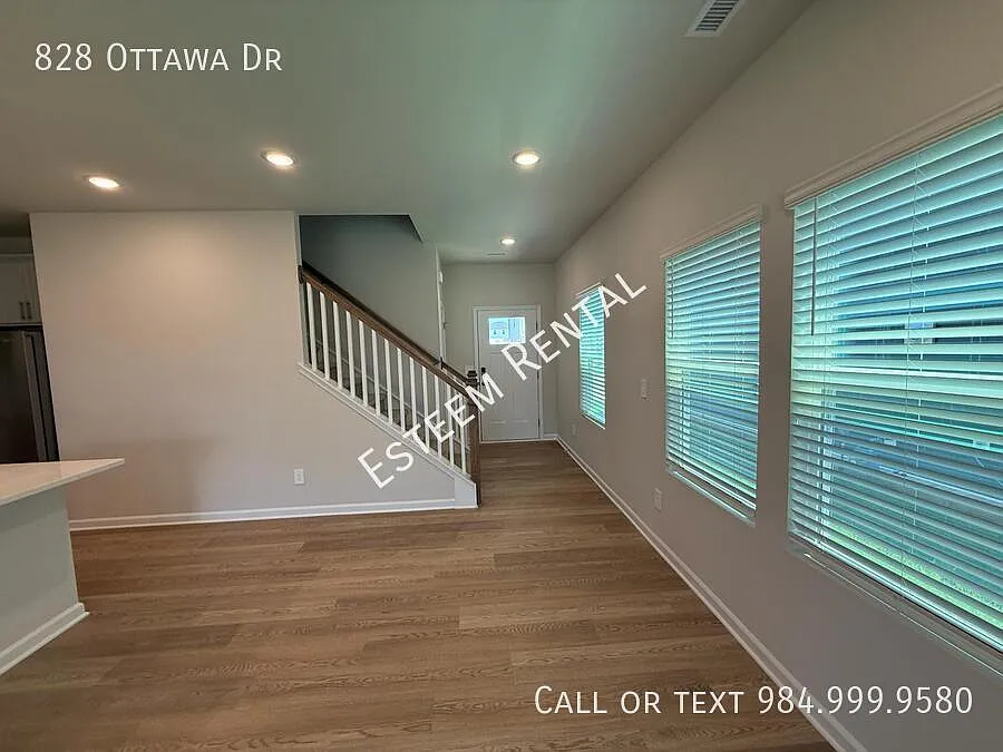4 bed, 2100 sqft, $2,295 — Photo 4