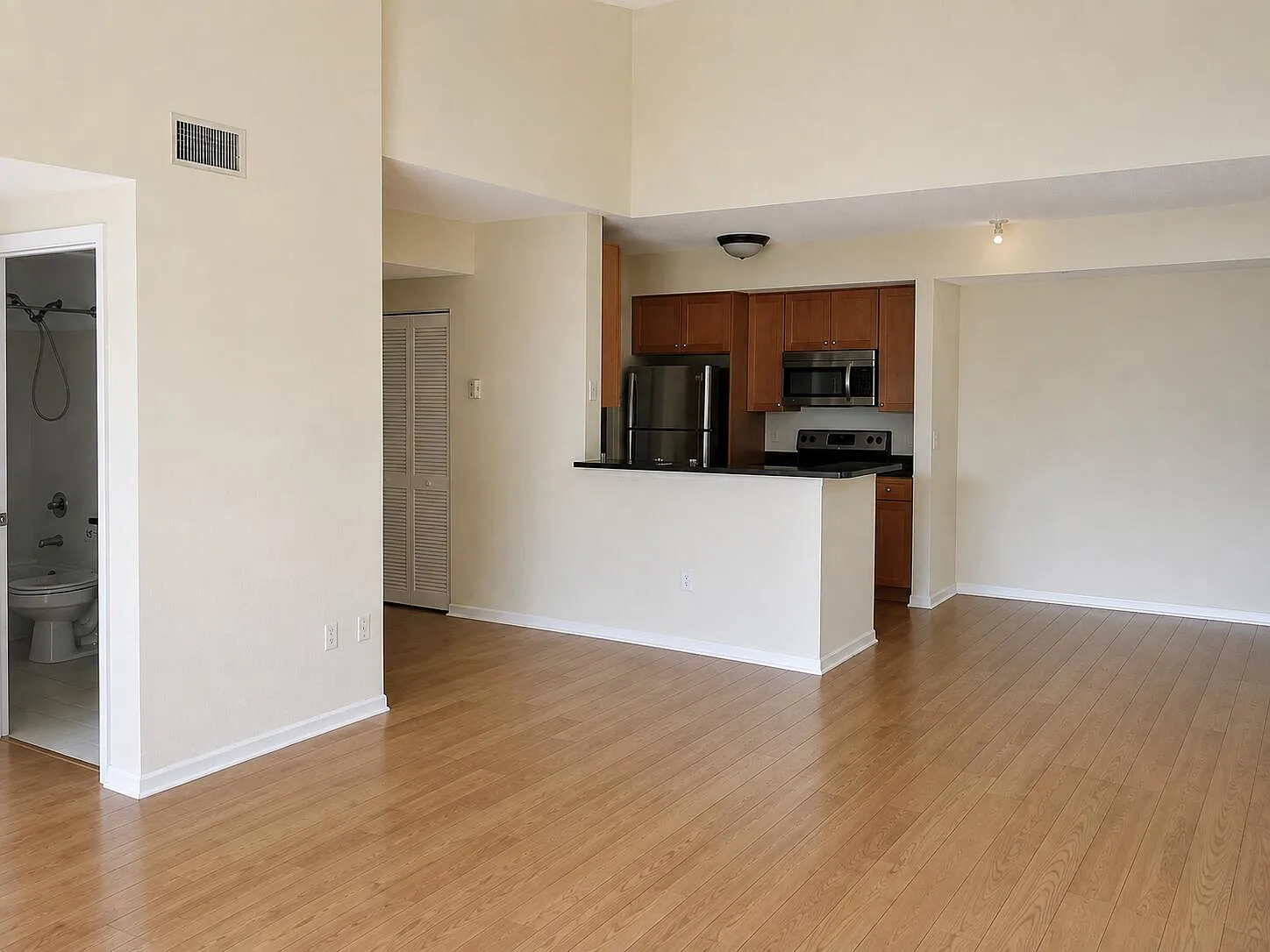 2 bed, 2.0 bath, 929 sqft, $2,000 — Photo 2