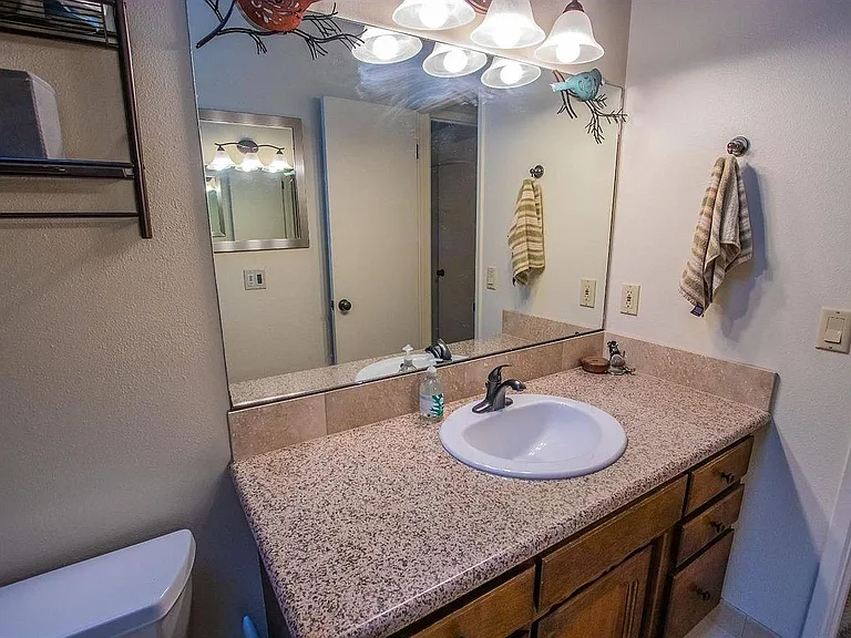 Downstairs bath with tub/shower