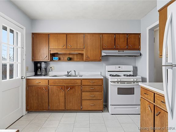 4th image of 2414 Harris Court