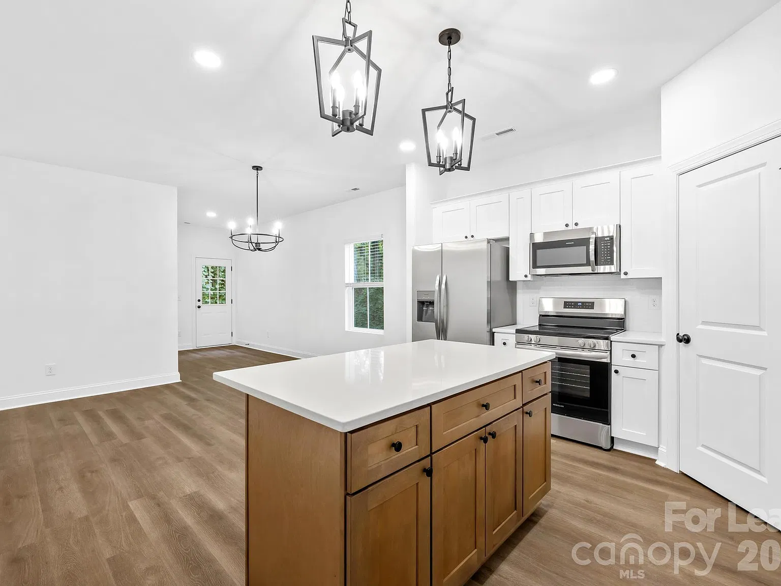 3 bed, 2.0 bath, 1553 sqft, $2,100 — Photo 2