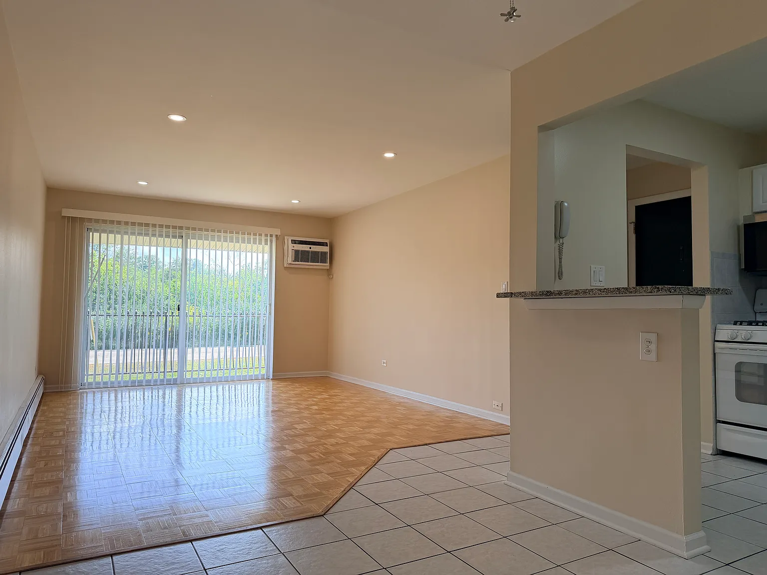 9S220 S Frontage Rd — Photo 1