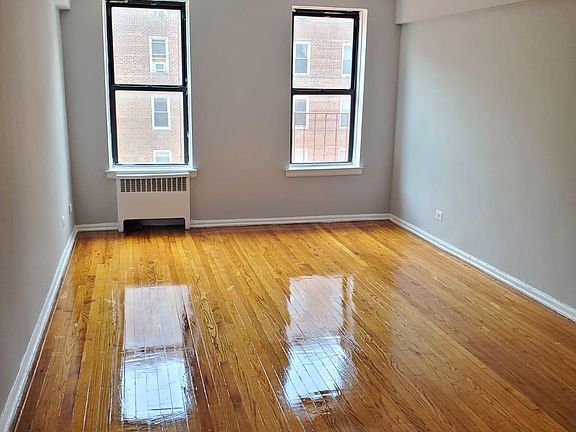 4th image of 735 Pelham Pkwy N APT 3P