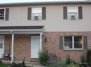 121 Meadow Ln, Bechtelsville, PA 19505
