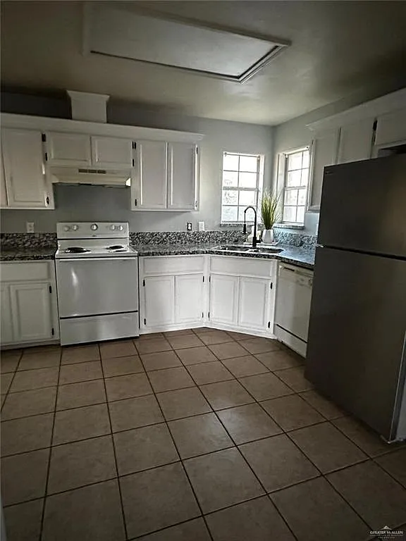 2 bed, 2.0 bath, 5354 sqft, $850 — Photo 2