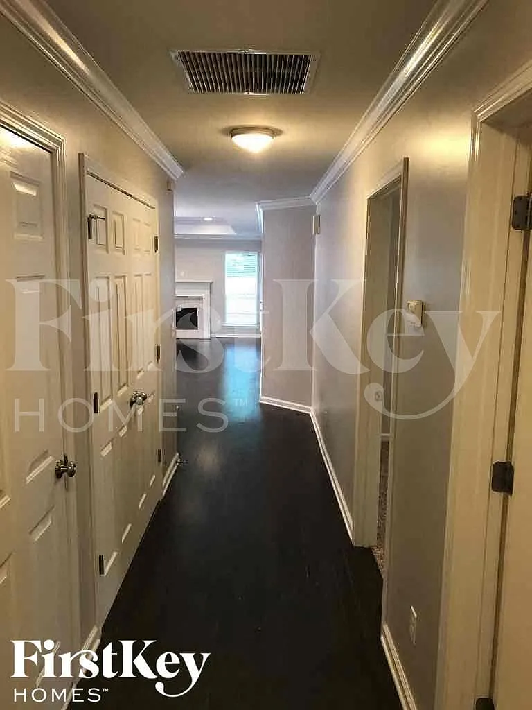 3 bed, 2.0 bath, 1380 sqft, $1,930 — Photo 2