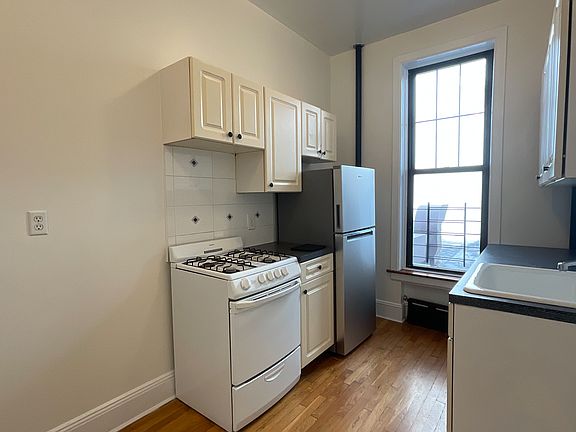 3rd image of 439 9th St APT 1A