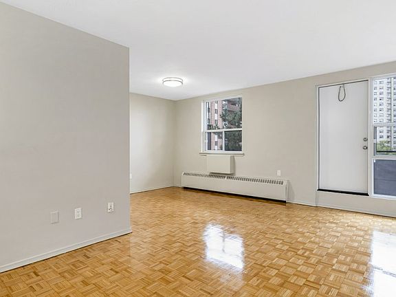 4th image of 20 Paisley Blvd W