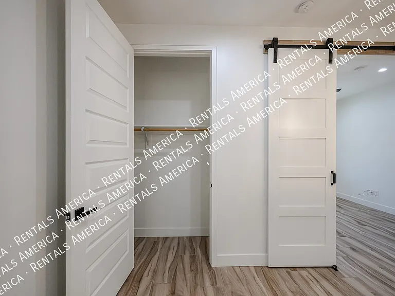 2418 E Amelia Ave — Photo 20