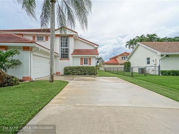 4th image of 410 NW 202nd Way