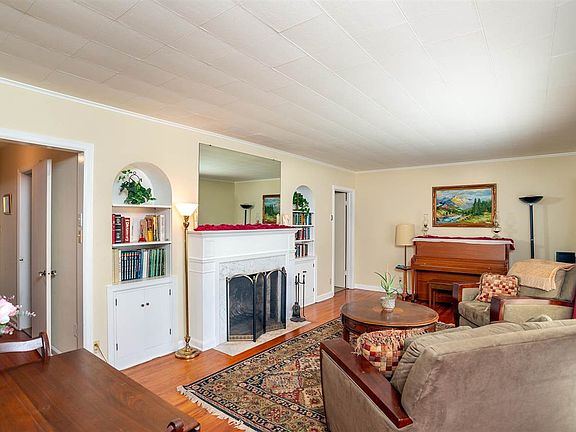 4th image of 823 S Blakeley St