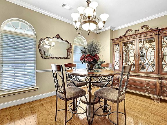 2nd image of 346 Scotland Dr