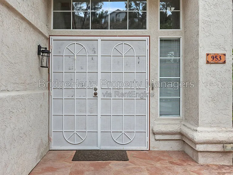 953 Gallery Dr — Photo 3