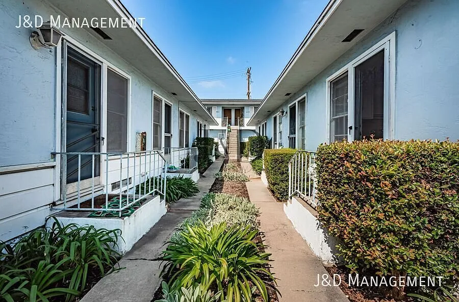 Charming Cottage-Style Apartment with Lush Rose Gardens in University Heights, San Diego — Photo 4