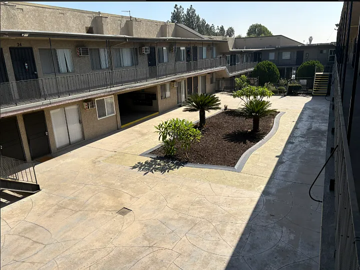 Glenoaks Blvd - 650 — Photo 4