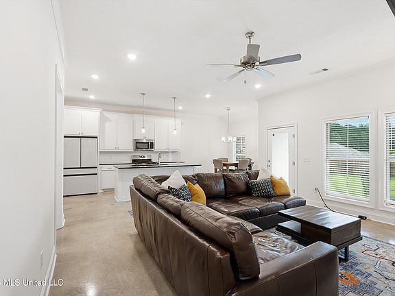 4th image of 806 Oakbrook Way