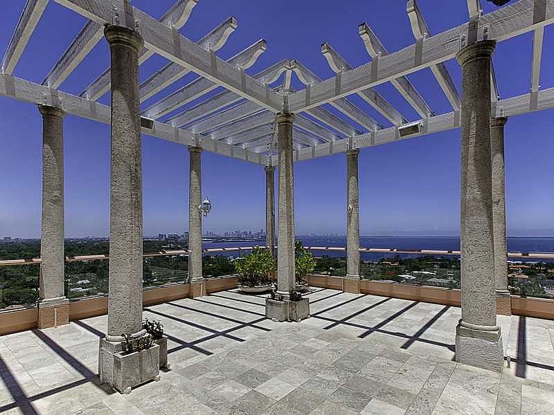 1st image of 10 Edgewater Dr