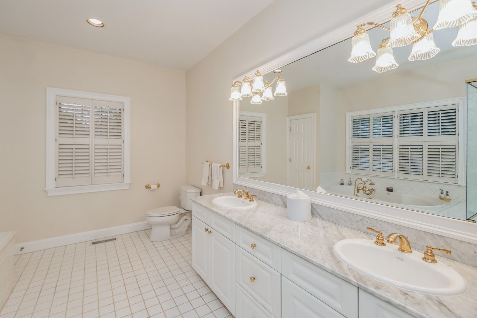  Downstairs En-Suite Primary Bathroom