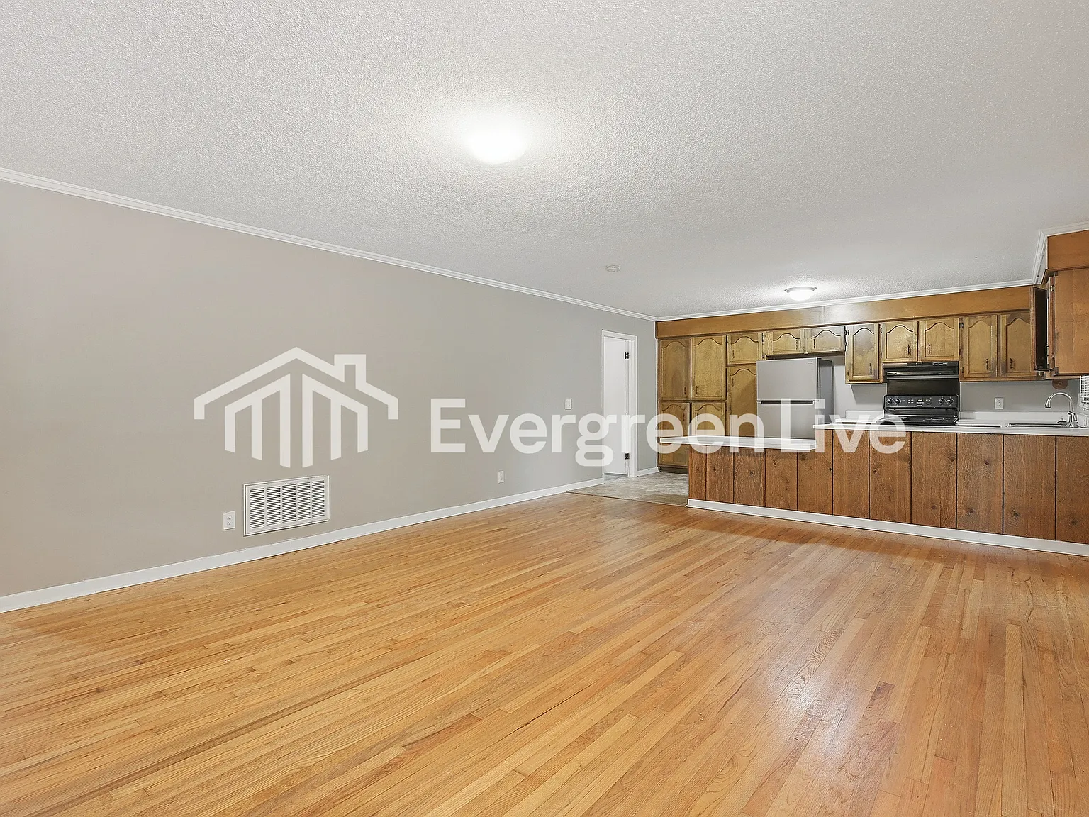 3 bed, 2.0 bath, 2340 sqft, $1,795 — Photo 2