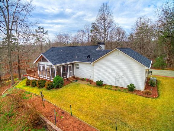 3rd image of 204 Sweet Apple Ln