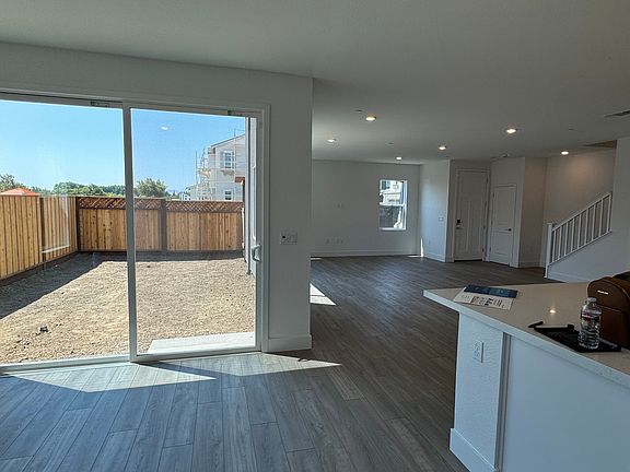 4th image of 402 N Mendocino Way