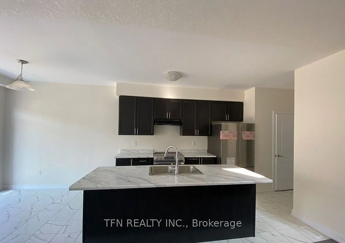 3 bed, $2,595 — Photo 2
