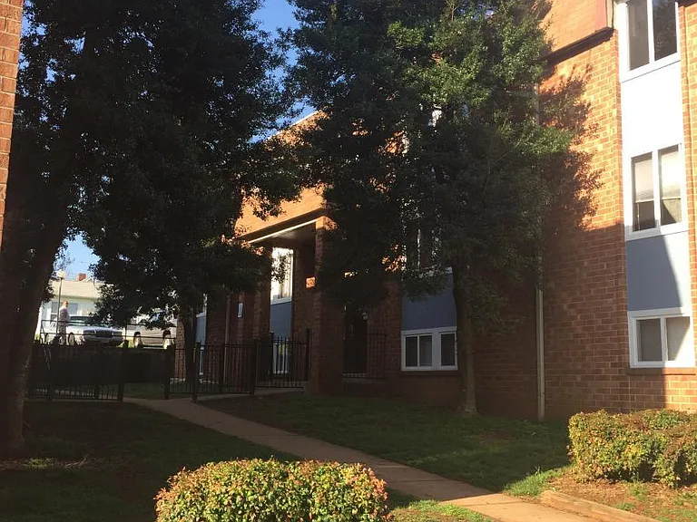Lakeside Plaza Apartments — Photo 16