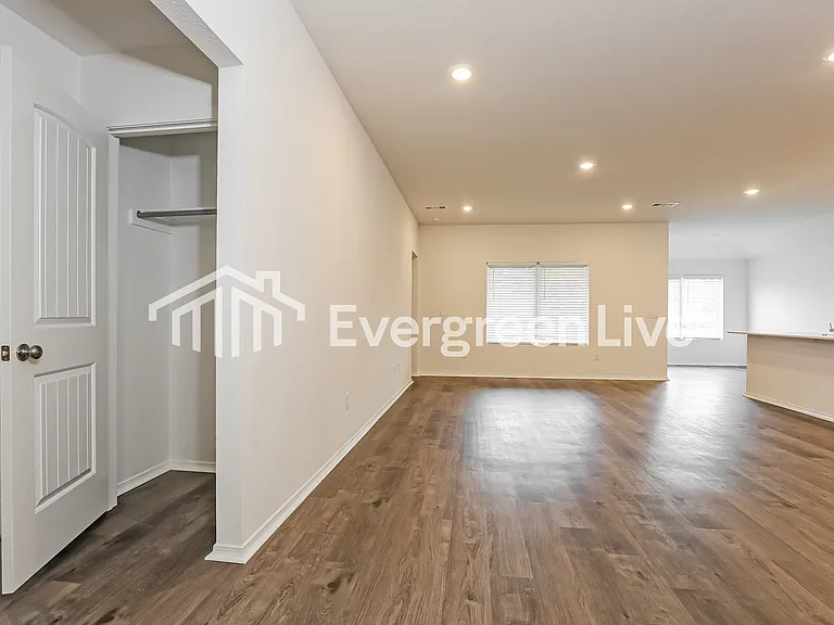 111 Jasmine Ct — Photo 3