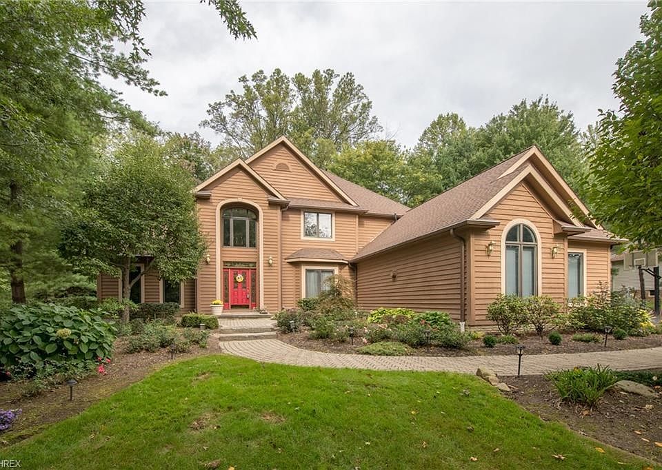 Welcome home to 17434 Lakesedge Trl.