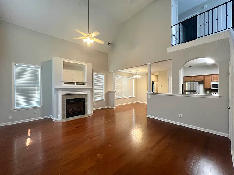 154 Island Bluff Dr — Photo 2