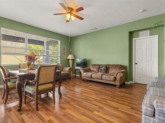 5th image of 402 Vine Cliff St