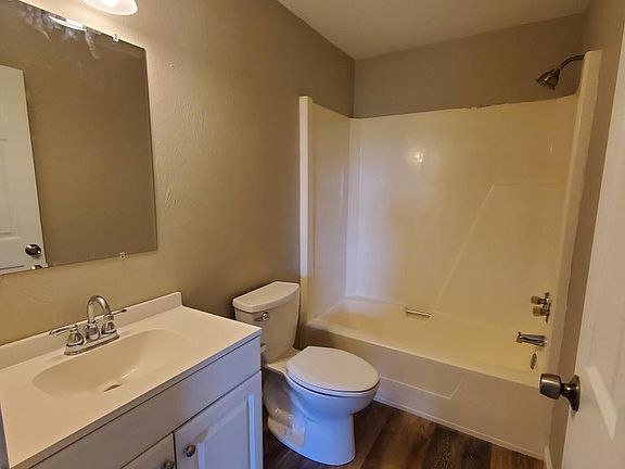 3rd image of 412 Steck St #2