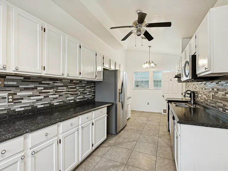 2916 Philip St — Photo 2