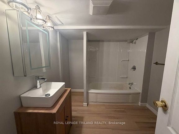 3rd image of 136 Adelaide St N