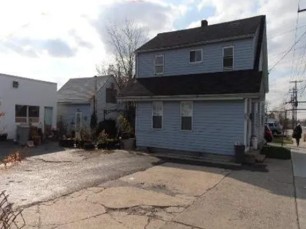 331 W John St, Hicksville, NY 11801