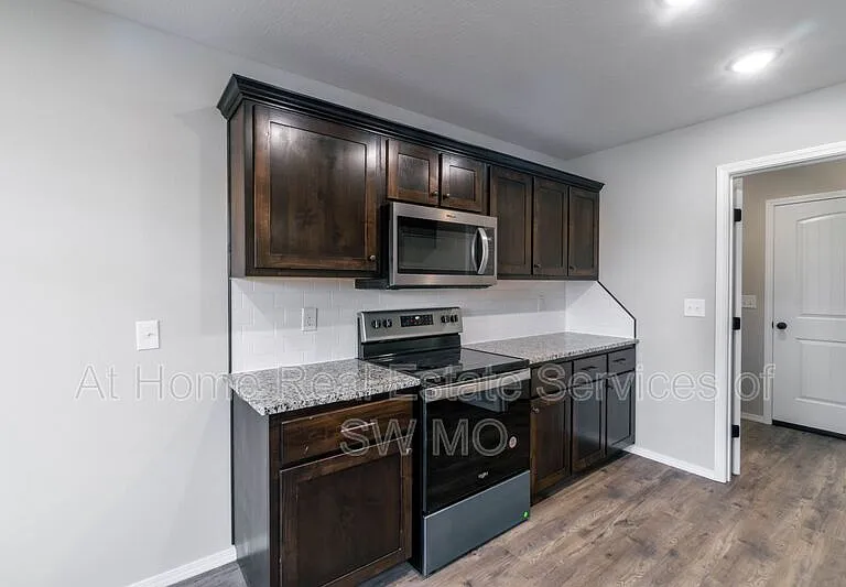 1803 S 15th Ave — Photo 3
