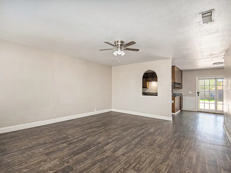 6915 W Cleburne Rd — Photo 3