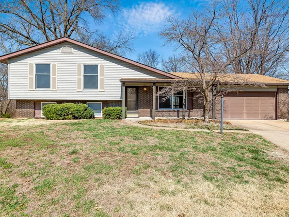 18 San Carlos Dr, Saint Charles, MO 63303