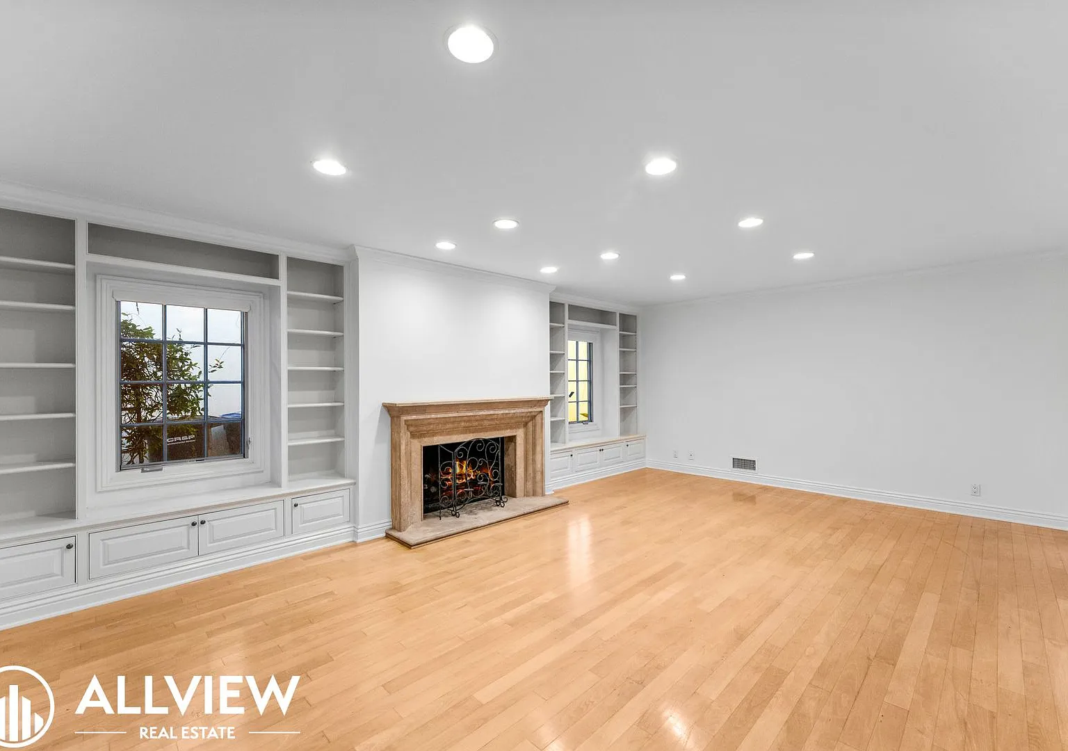 Spacious 3-Bedroom Lido Residence with Rooftop Deck | Moments from the Harbor — Photo 3
