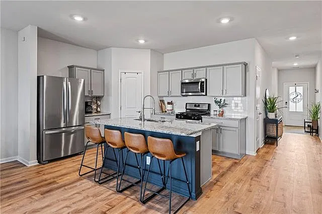 4 bed, 2.0 bath, 1836 sqft, $2,400 — Photo 3