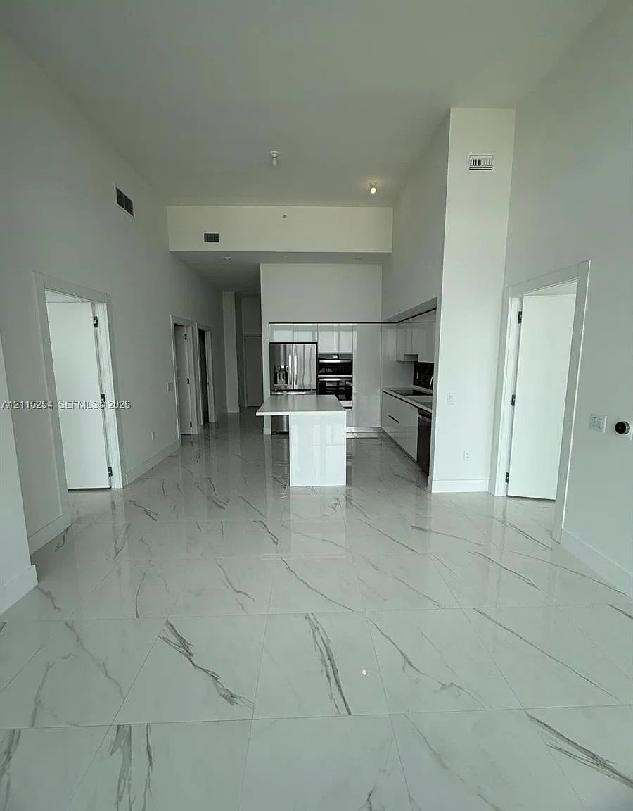2 bed, 2.0 bath, 1068 sqft, $5,000 — Photo 4