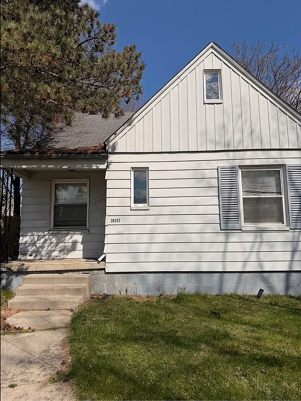 3 bed, 1.0 bath, 747 sqft, $1,250 — Photo 1