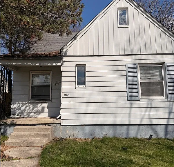 20242 Hickory St — Photo 1