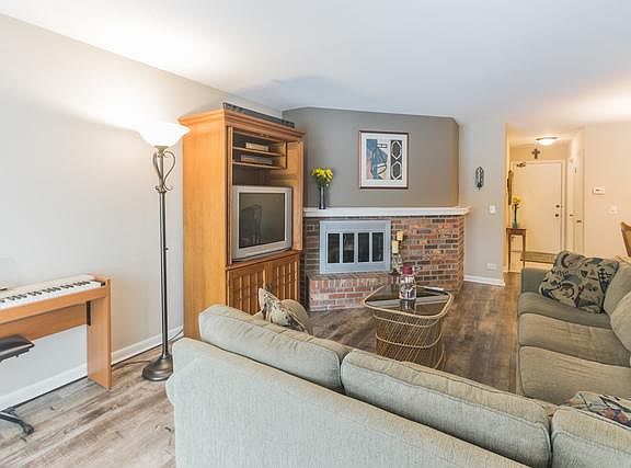 3rd image of 29W390 Emerald Green Dr #33