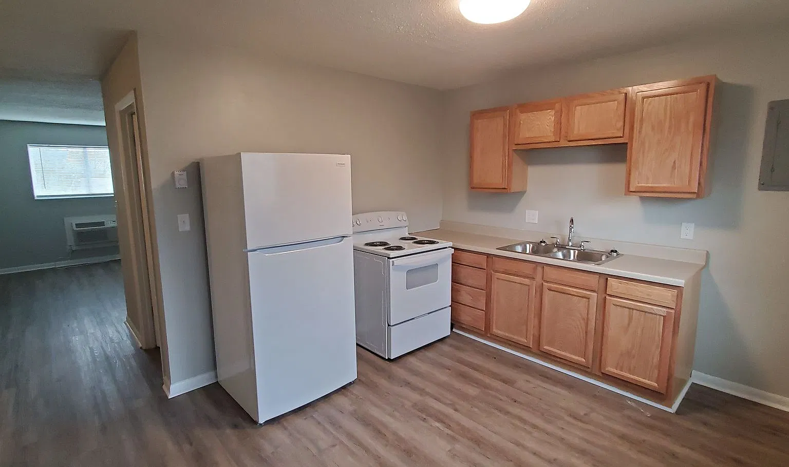 725 Akron Dr — Photo 3